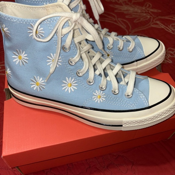 Converse Sz 8 1/2 NIB Blue with Embroidered Daisies High Top Tennis Shoes - Picture 3 of 7